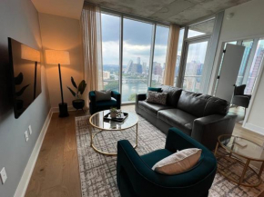 Ultra Lux Rainey St. Condo - Lake & Skyline View - Rooftop Pool - Gym - Steps from Bars, Shops, Downtown